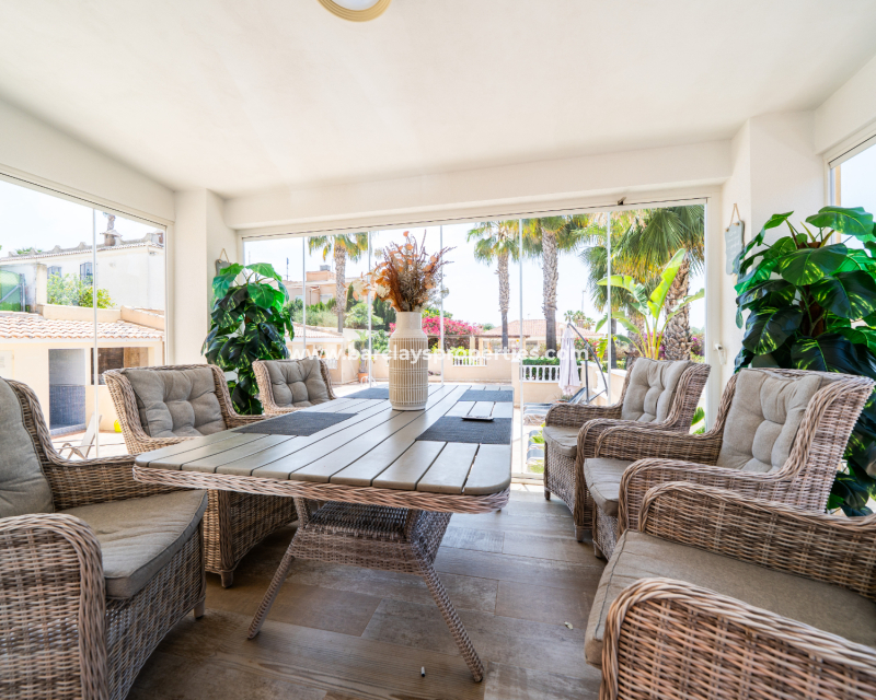 Resale - Freistendhe Villa - Urb. La Marina