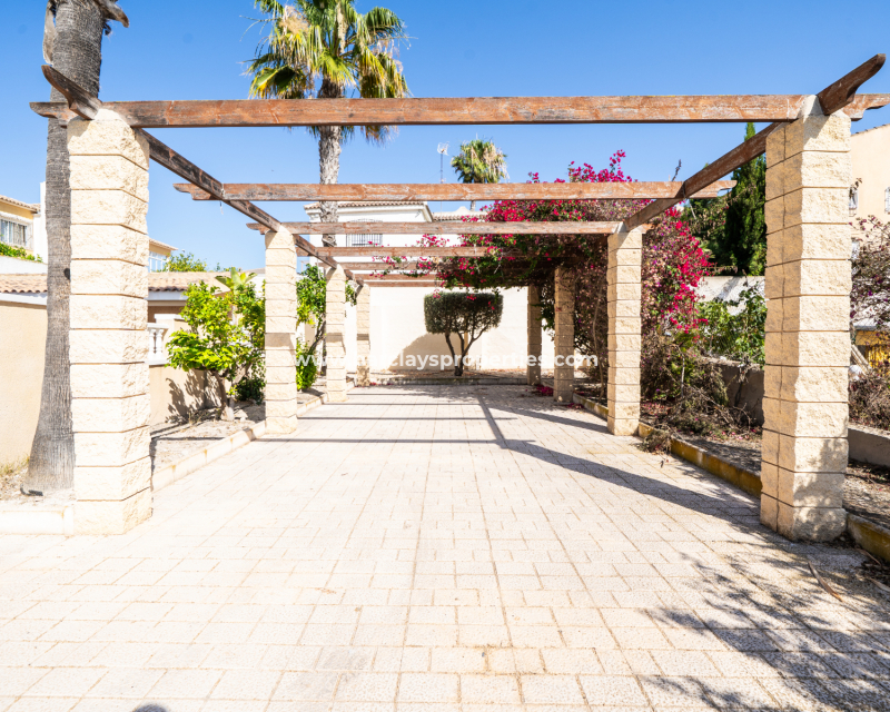 Resale - Freistendhe Villa - Urb. La Marina