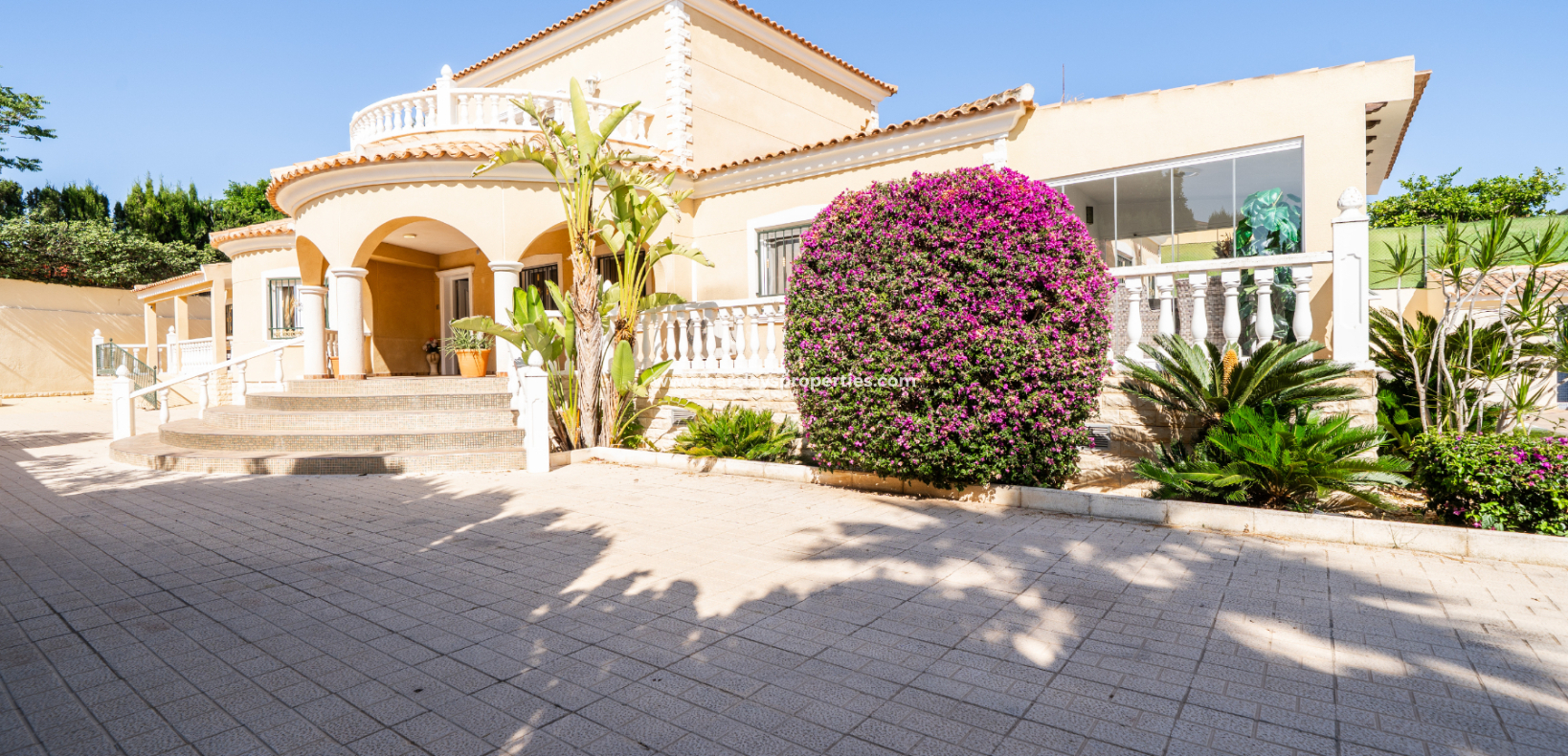 Resale - Freistendhe Villa - Urb. La Marina