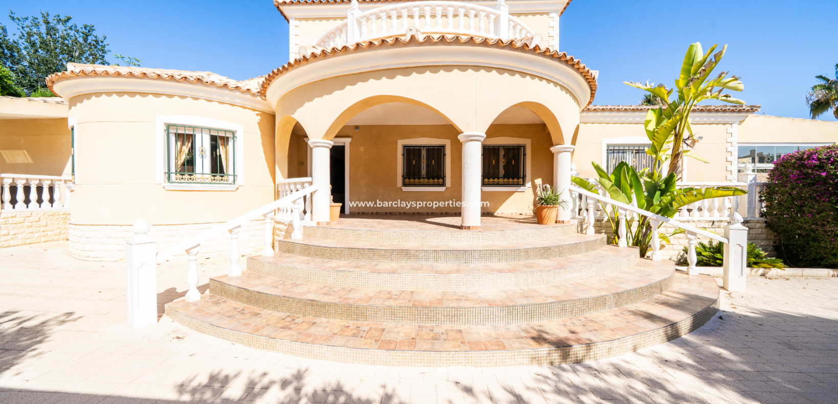 Resale - Freistendhe Villa - Urb. La Marina