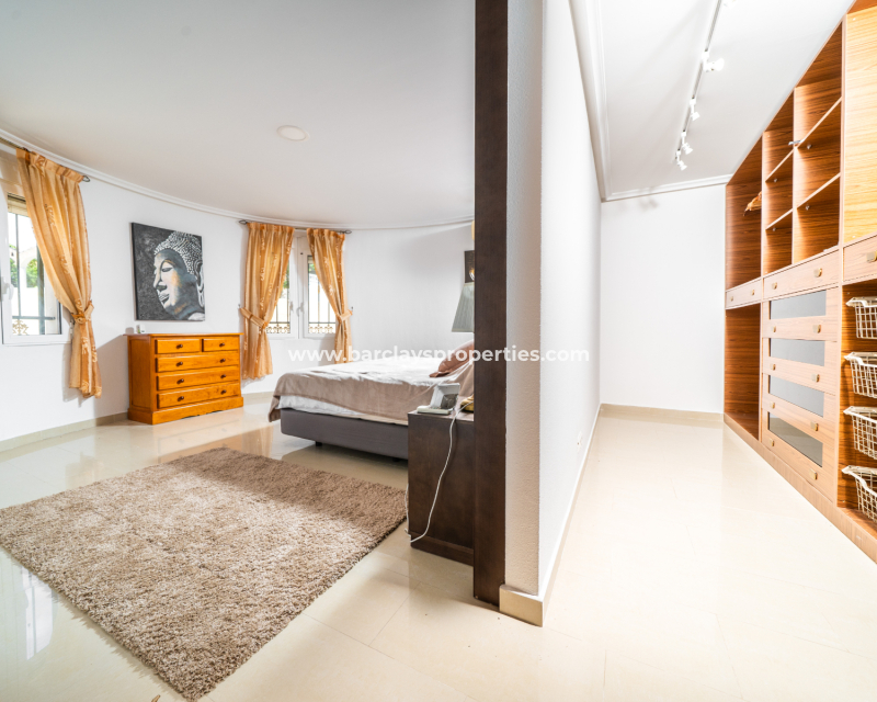 Resale - Freistendhe Villa - Urb. La Marina