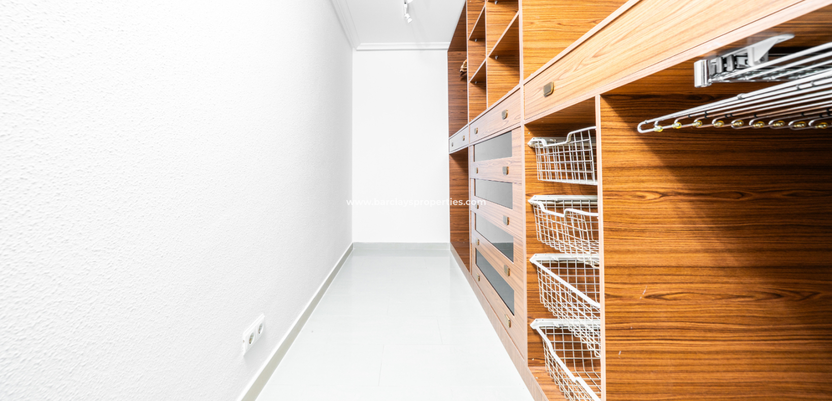 Resale - Freistendhe Villa - Urb. La Marina