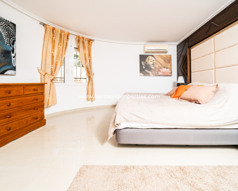 Resale - Freistendhe Villa - Urb. La Marina