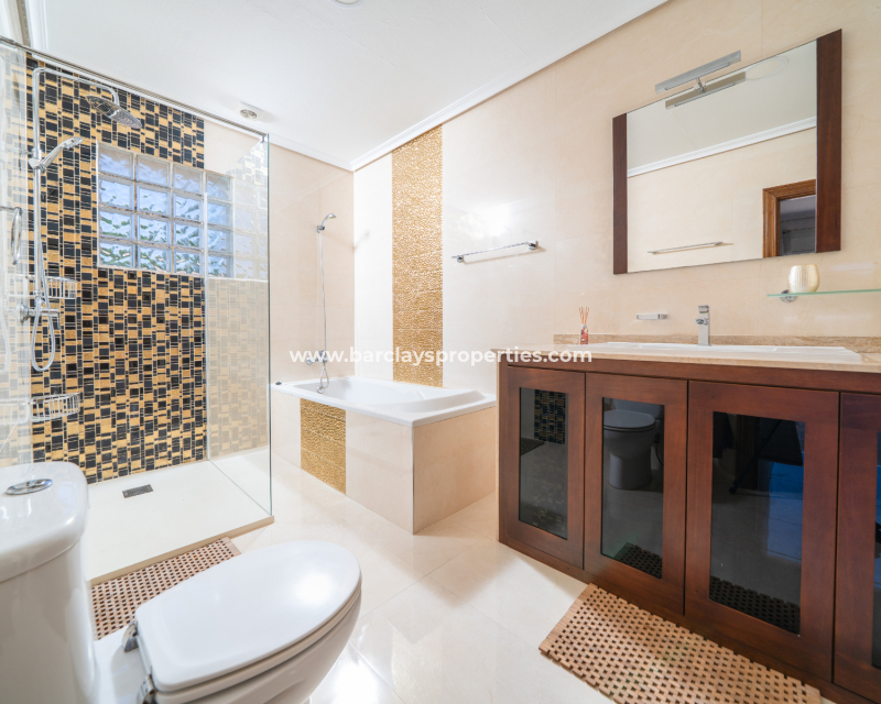 Resale - Freistendhe Villa - Urb. La Marina