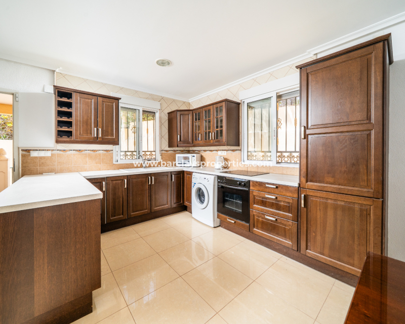 Resale - Freistendhe Villa - Urb. La Marina