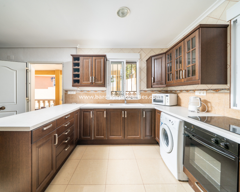 Resale - Freistendhe Villa - Urb. La Marina