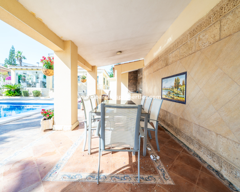 Resale - Freistendhe Villa - Urb. La Marina