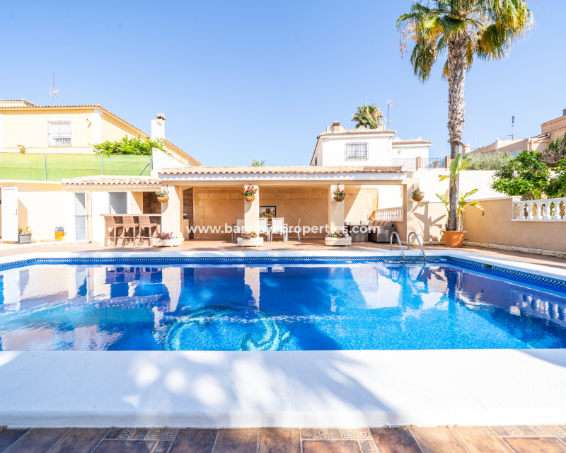 Resale - Freistendhe Villa - Urb. La Marina