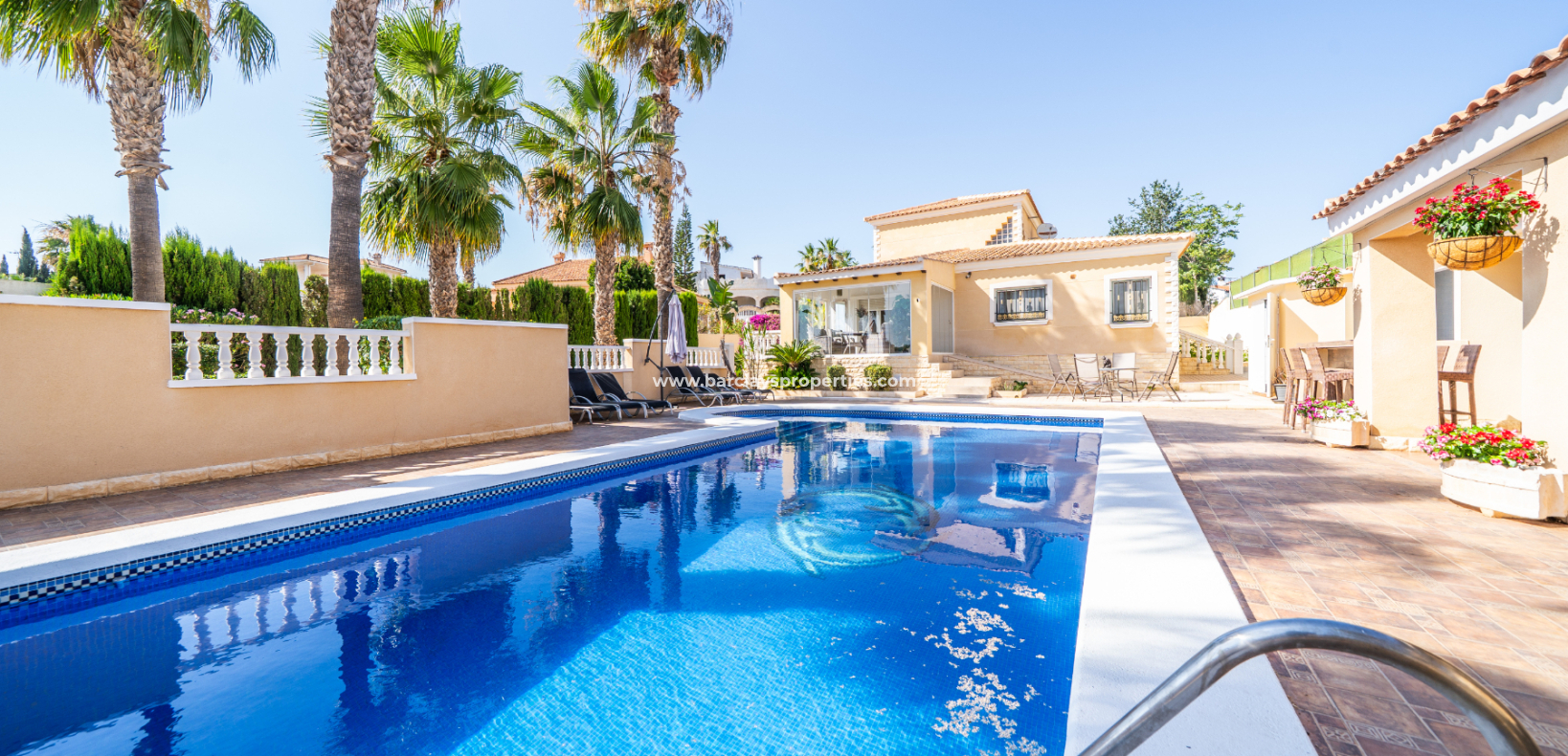 Resale - Freistendhe Villa - Urb. La Marina