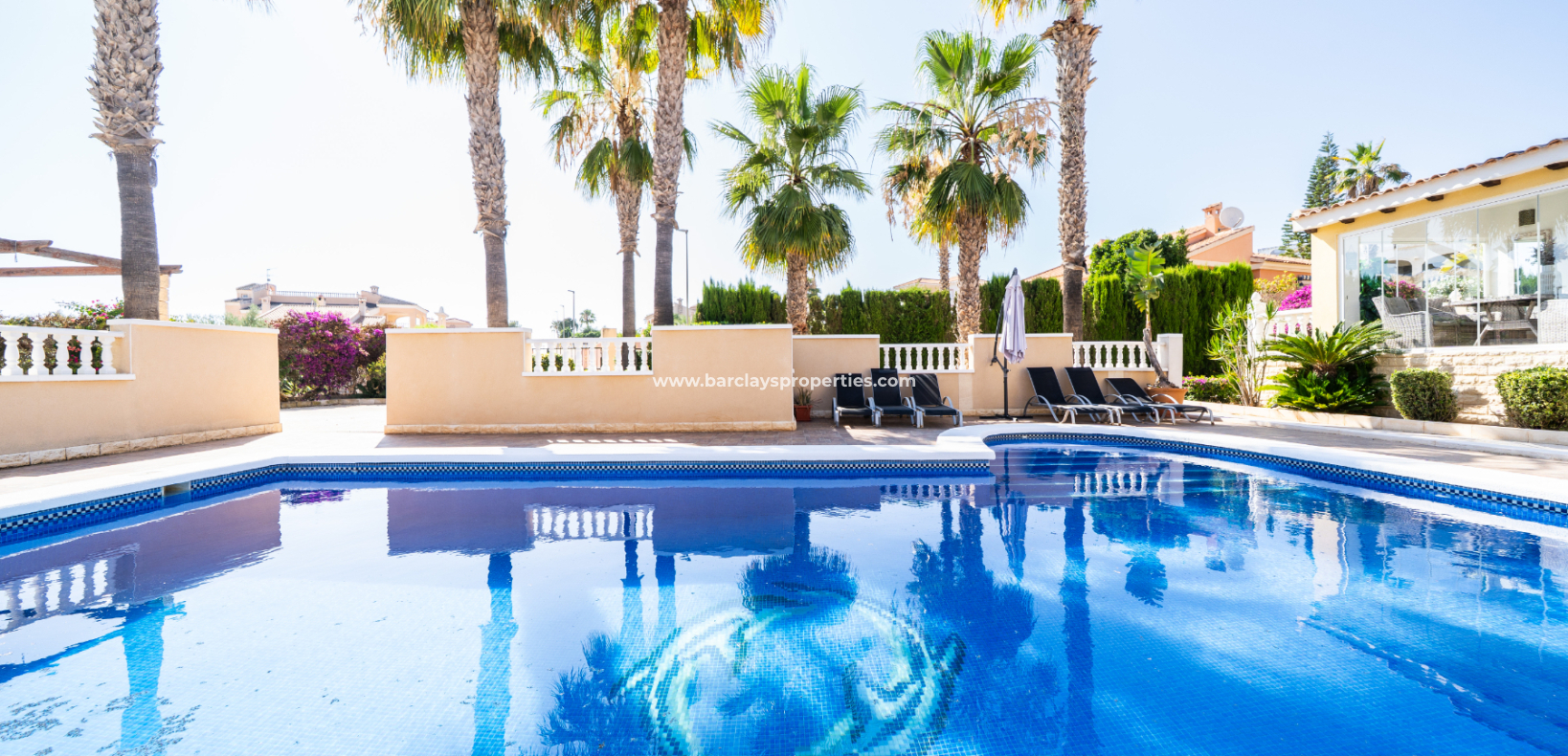 Resale - Freistendhe Villa - Urb. La Marina