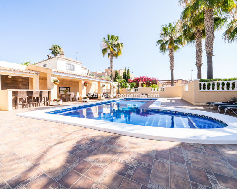 Resale - Freistendhe Villa - Urb. La Marina