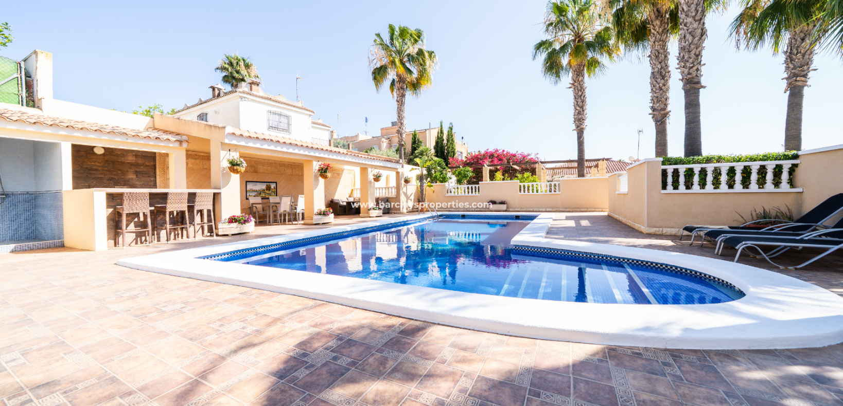 Resale - Freistendhe Villa - Urb. La Marina