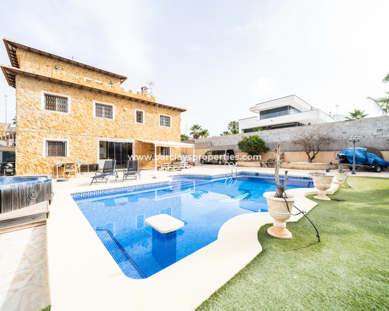 Resale - Freistendhe Villa - Urb. La Marina