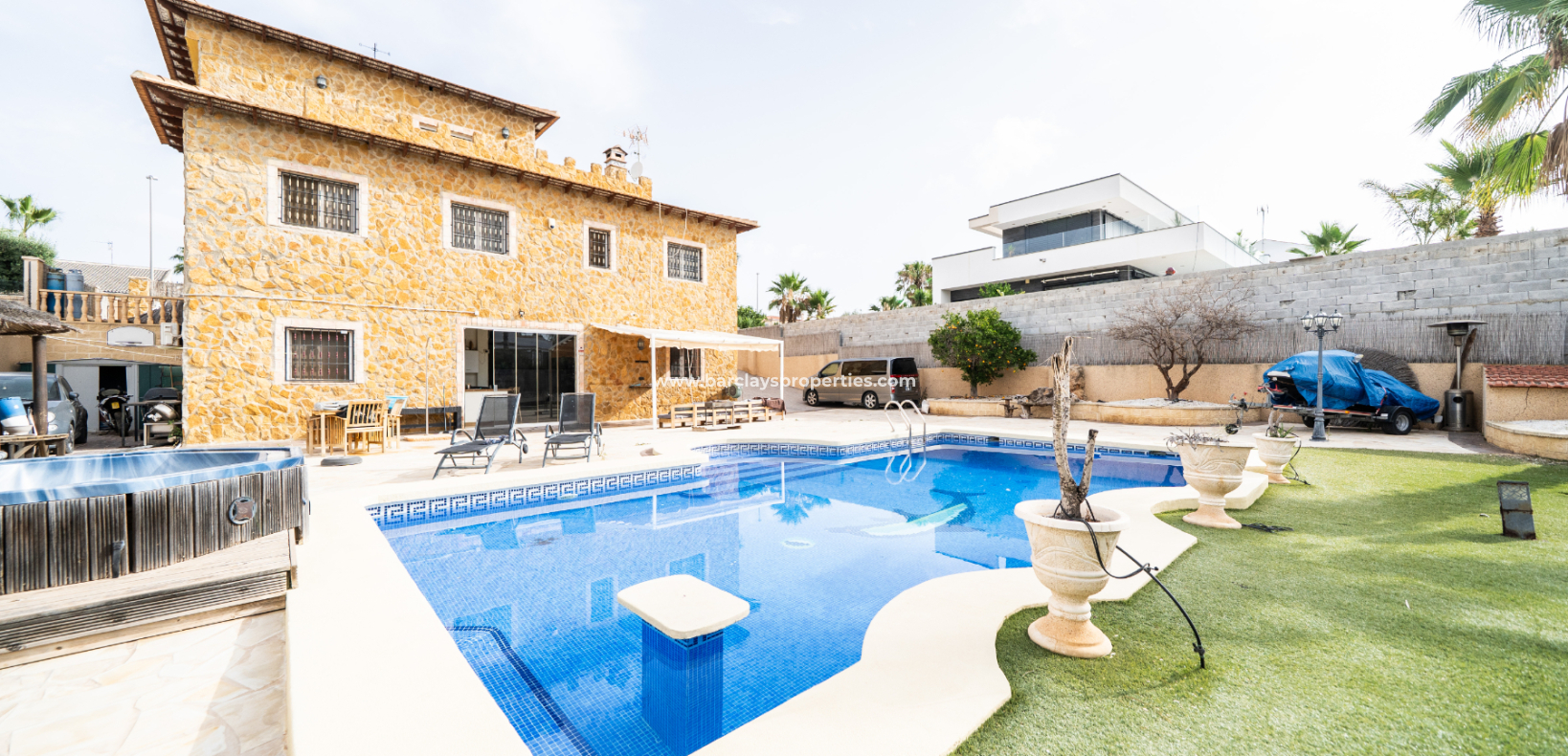 Resale - Freistendhe Villa - Urb. La Marina