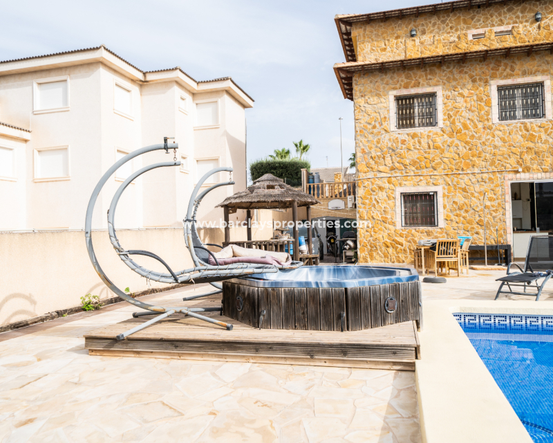 Resale - Freistendhe Villa - Urb. La Marina