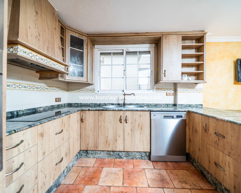 Resale - Freistendhe Villa - Urb. La Marina