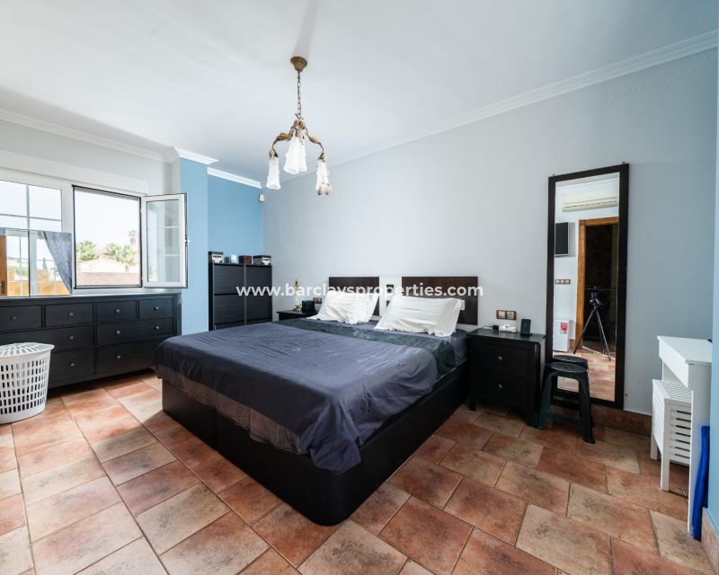 Resale - Freistendhe Villa - Urb. La Marina