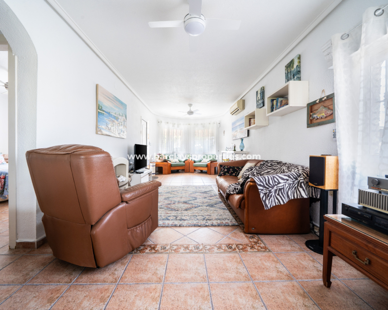 Resale - Freistendhe Villa - Urb. La Marina