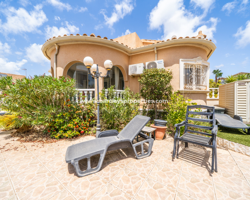 Resale - Freistendhe Villa - Urb. La Marina