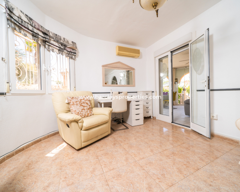 Resale - Freistendhe Villa - Urb. La Marina