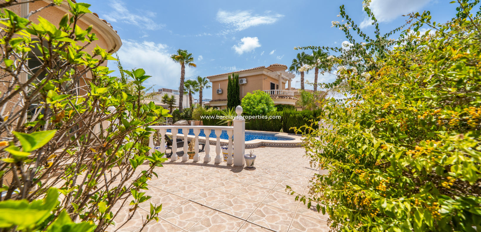 Resale - Freistendhe Villa - Urb. La Marina