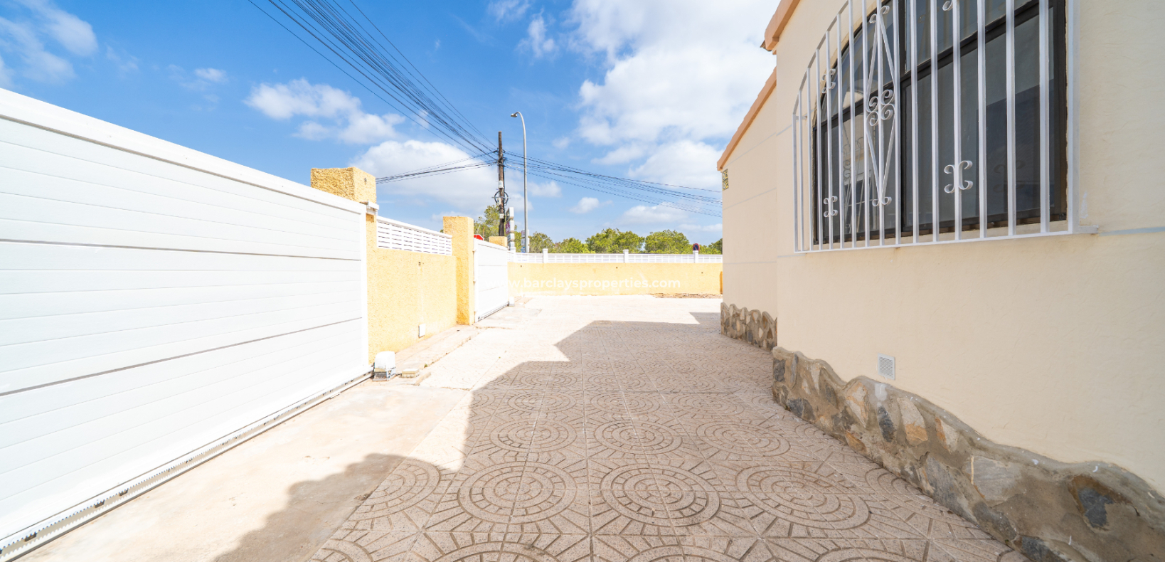 Resale - Freistendhe Villa - Urb. La Marina