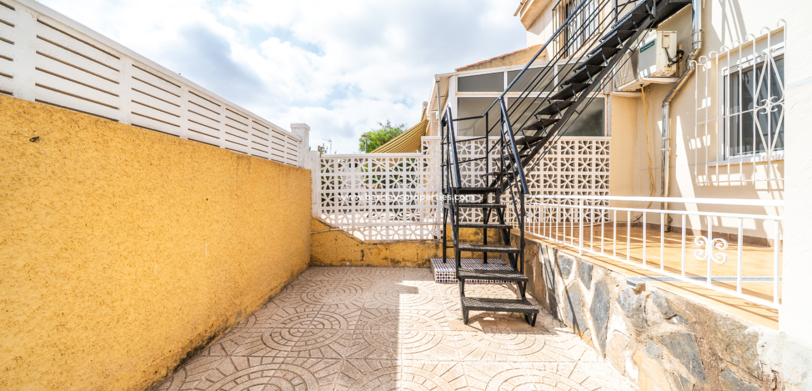 Resale - Freistendhe Villa - Urb. La Marina