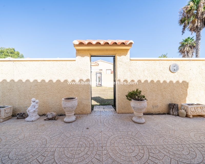 Resale - Freistendhe Villa - Urb. La Marina