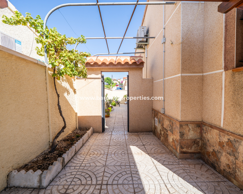 Resale - Freistendhe Villa - Urb. La Marina