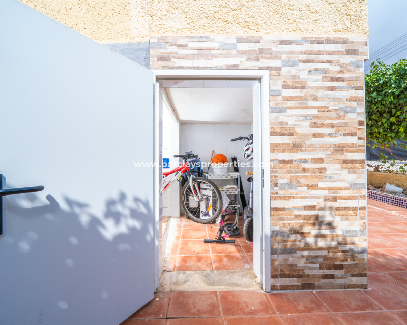 Resale - Freistendhe Villa - Urb. La Marina