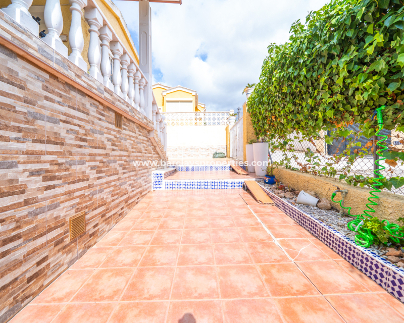 Resale - Freistendhe Villa - Urb. La Marina