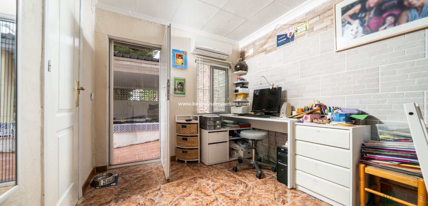 Resale - Freistendhe Villa - Urb. La Marina