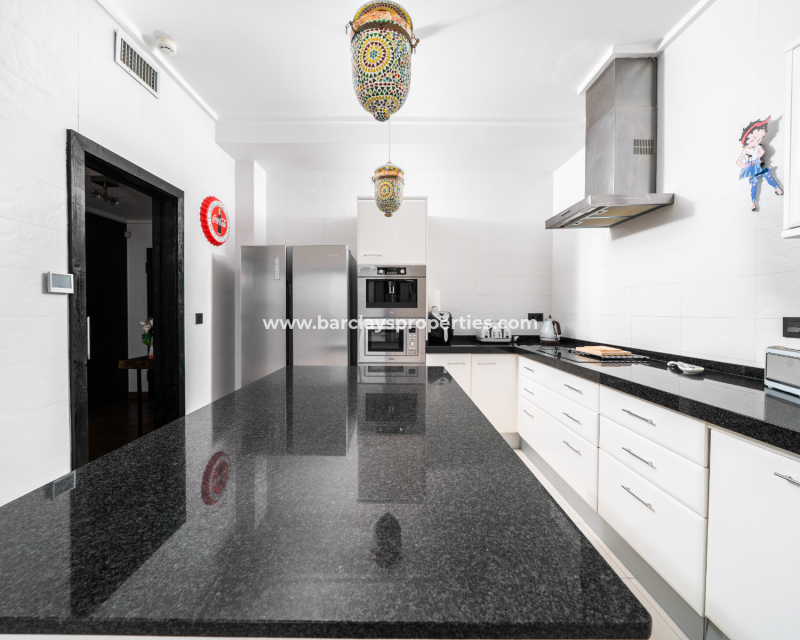 Resale - Freistendhe Villa - Urb. La Marina