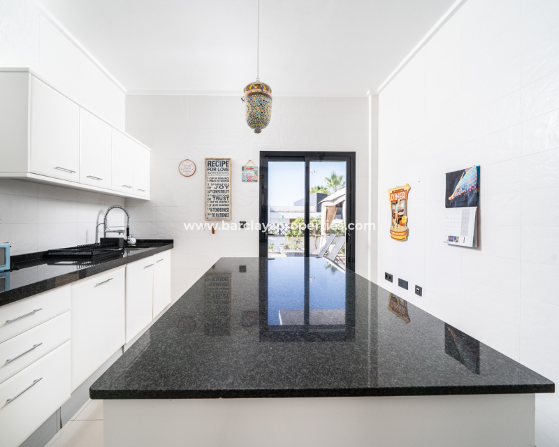 Resale - Freistendhe Villa - Urb. La Marina