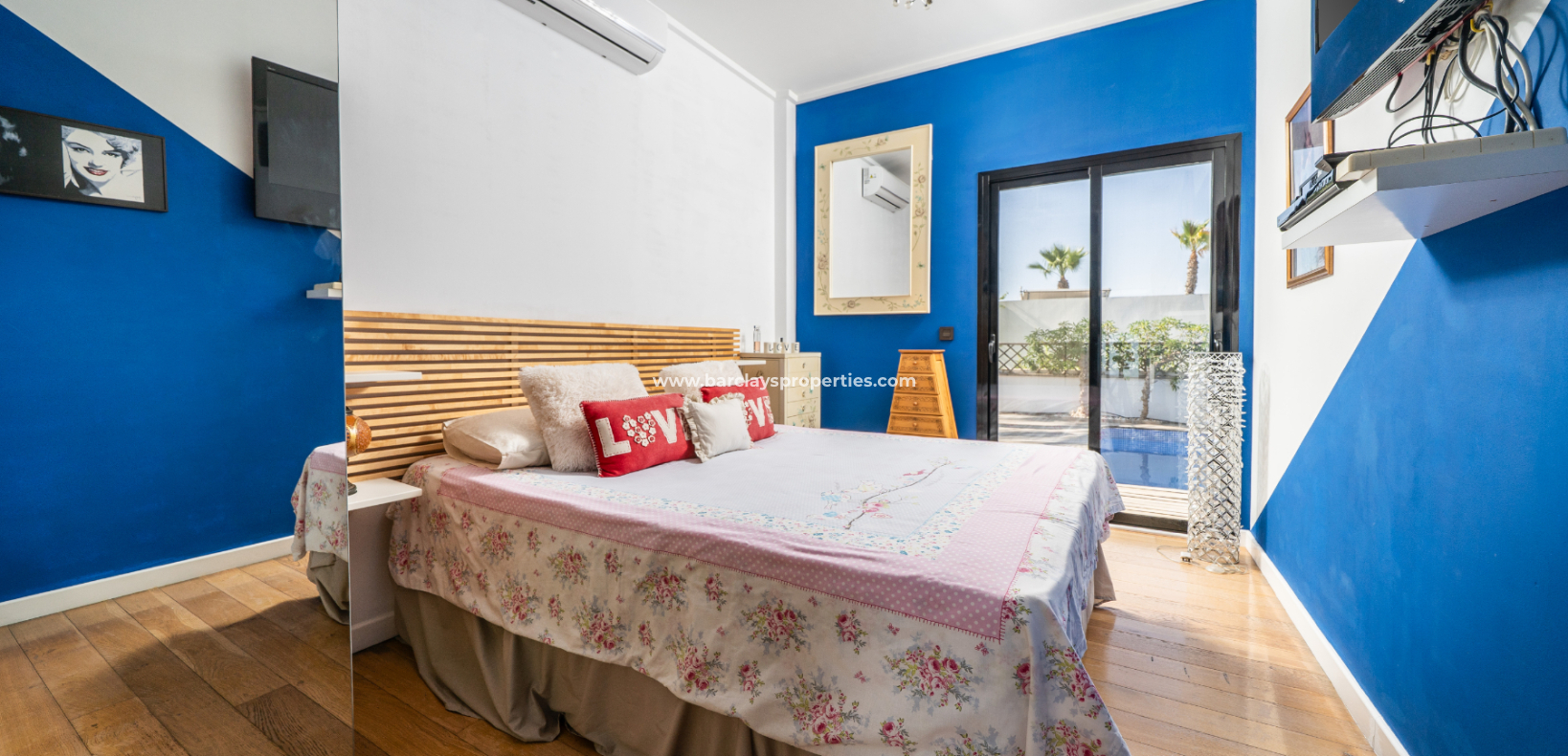 Resale - Freistendhe Villa - Urb. La Marina