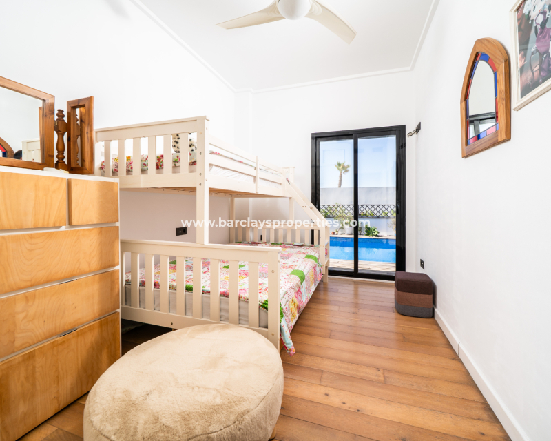 Resale - Freistendhe Villa - Urb. La Marina