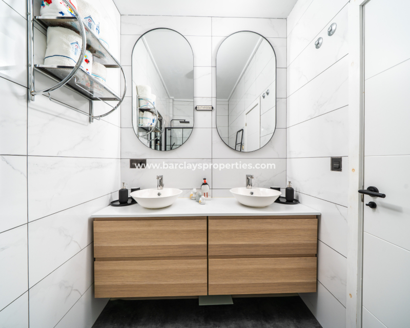 Resale - Freistendhe Villa - Urb. La Marina