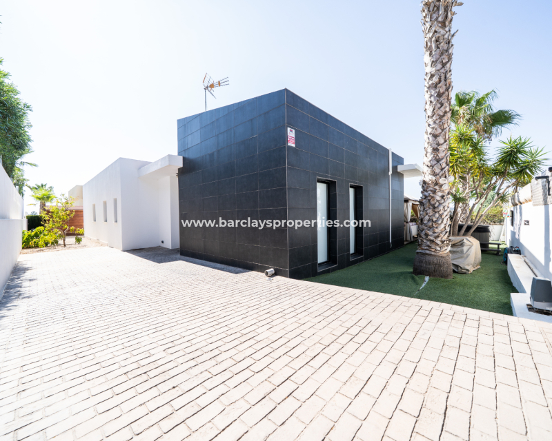 Resale - Freistendhe Villa - Urb. La Marina