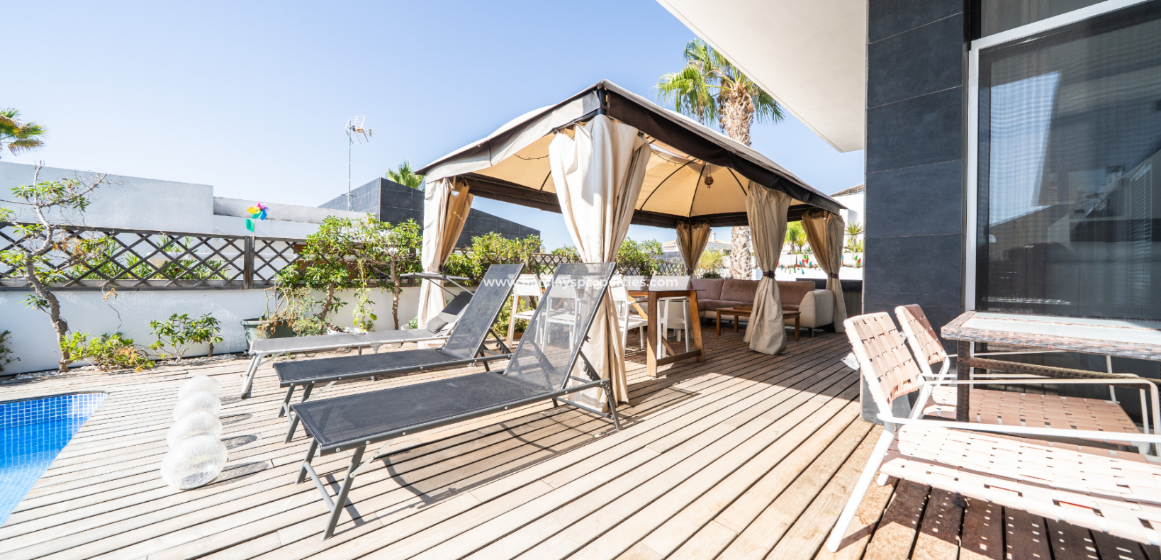 Resale - Freistendhe Villa - Urb. La Marina