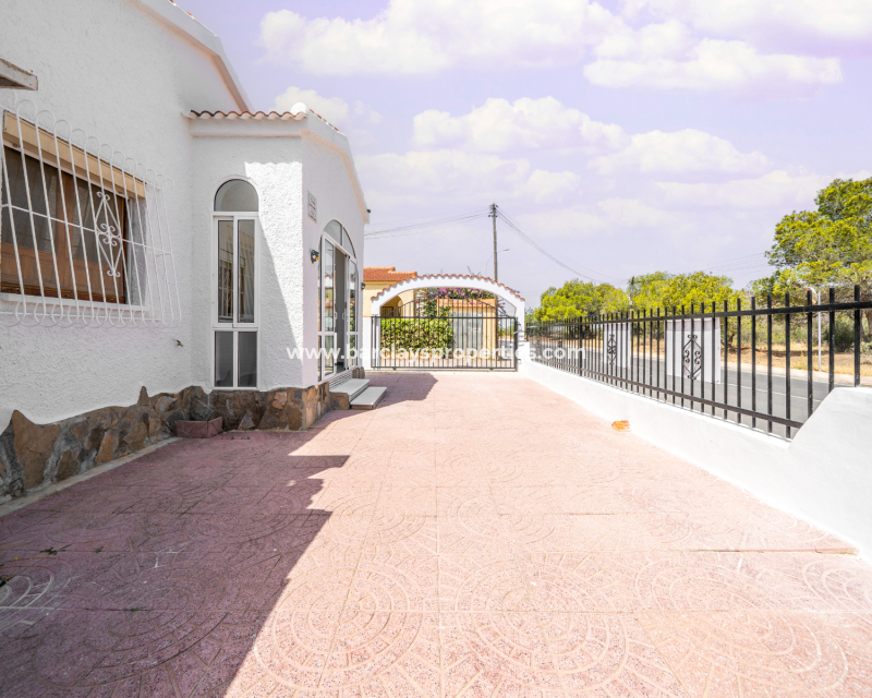 Resale - Freistendhe Villa - Urb. La Marina