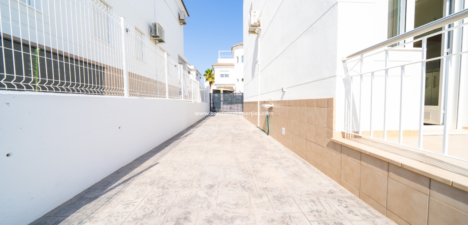 Resale - Freistendhe Villa - Urb. La Marina