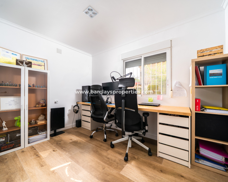 Resale - Freistendhe Villa - Urb. La Marina