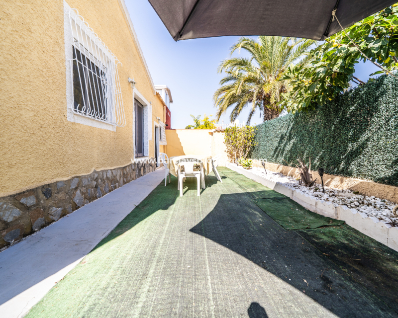 Resale - Freistendhe Villa - Urb. La Marina