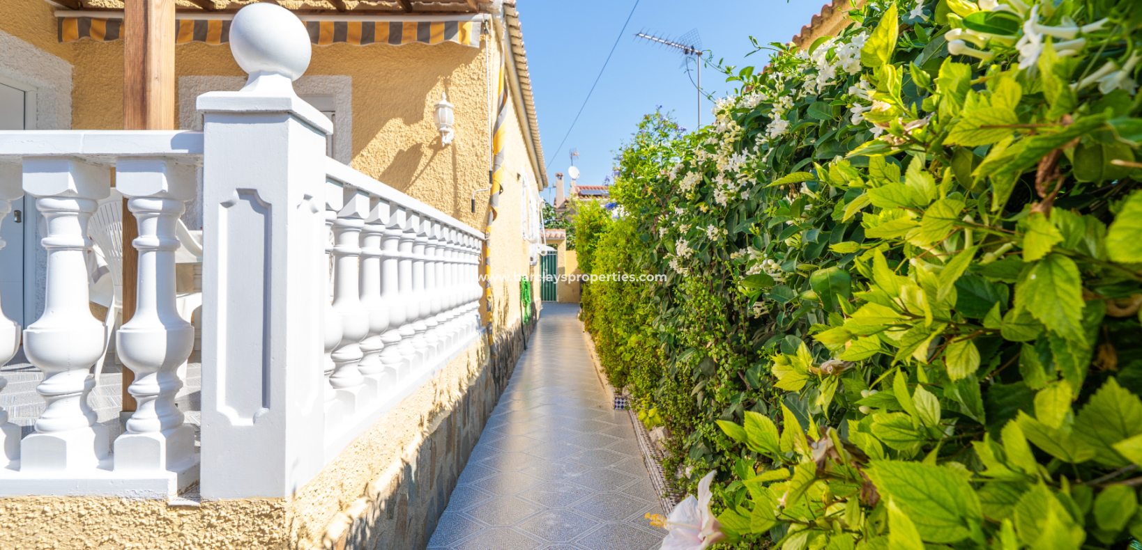 Resale - Freistendhe Villa - Urb. La Marina