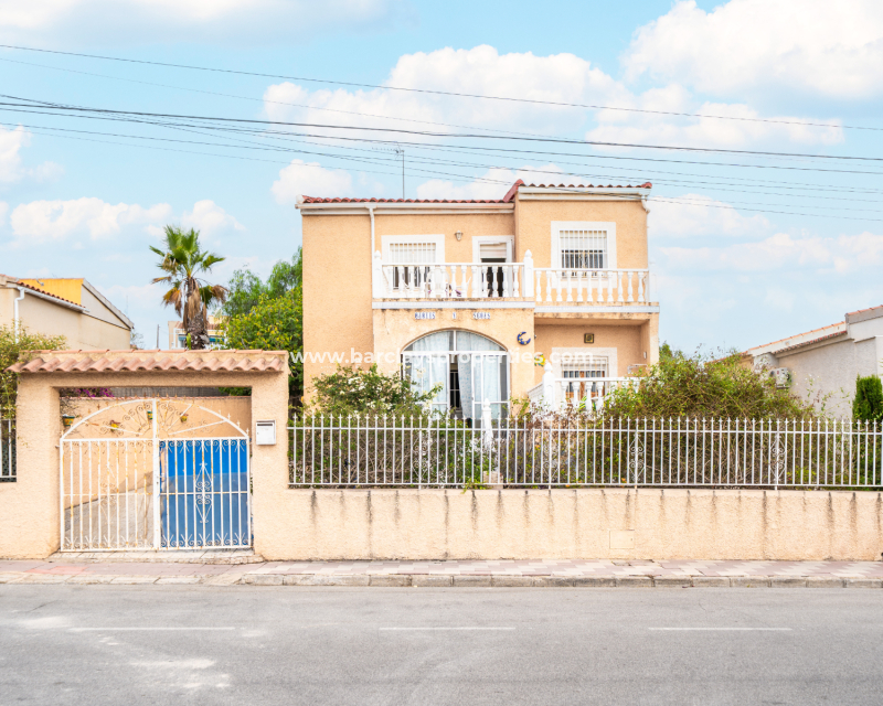 Resale - Freistendhe Villa - Urb. La Marina