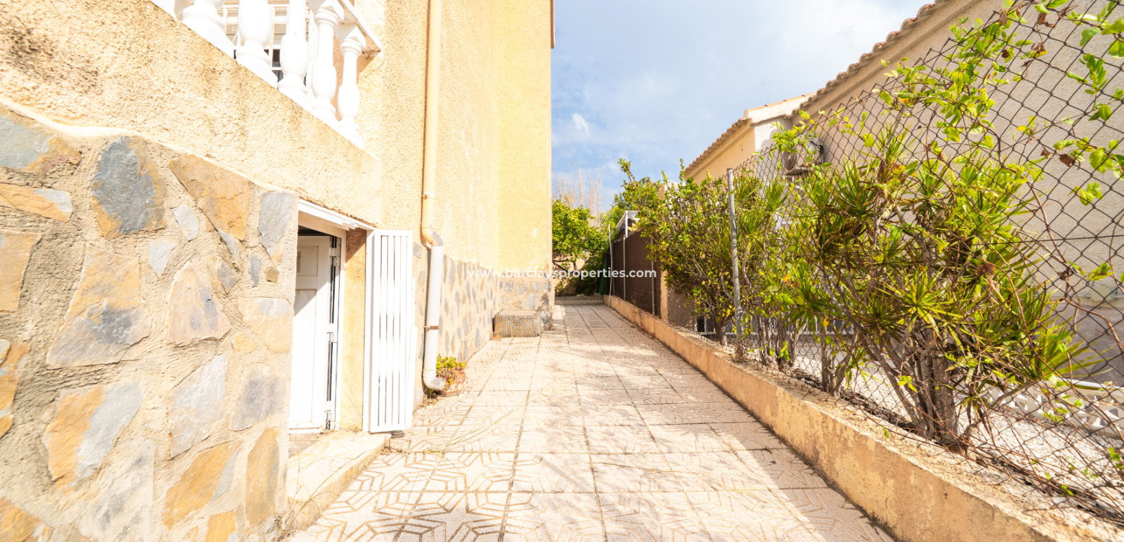 Resale - Freistendhe Villa - Urb. La Marina