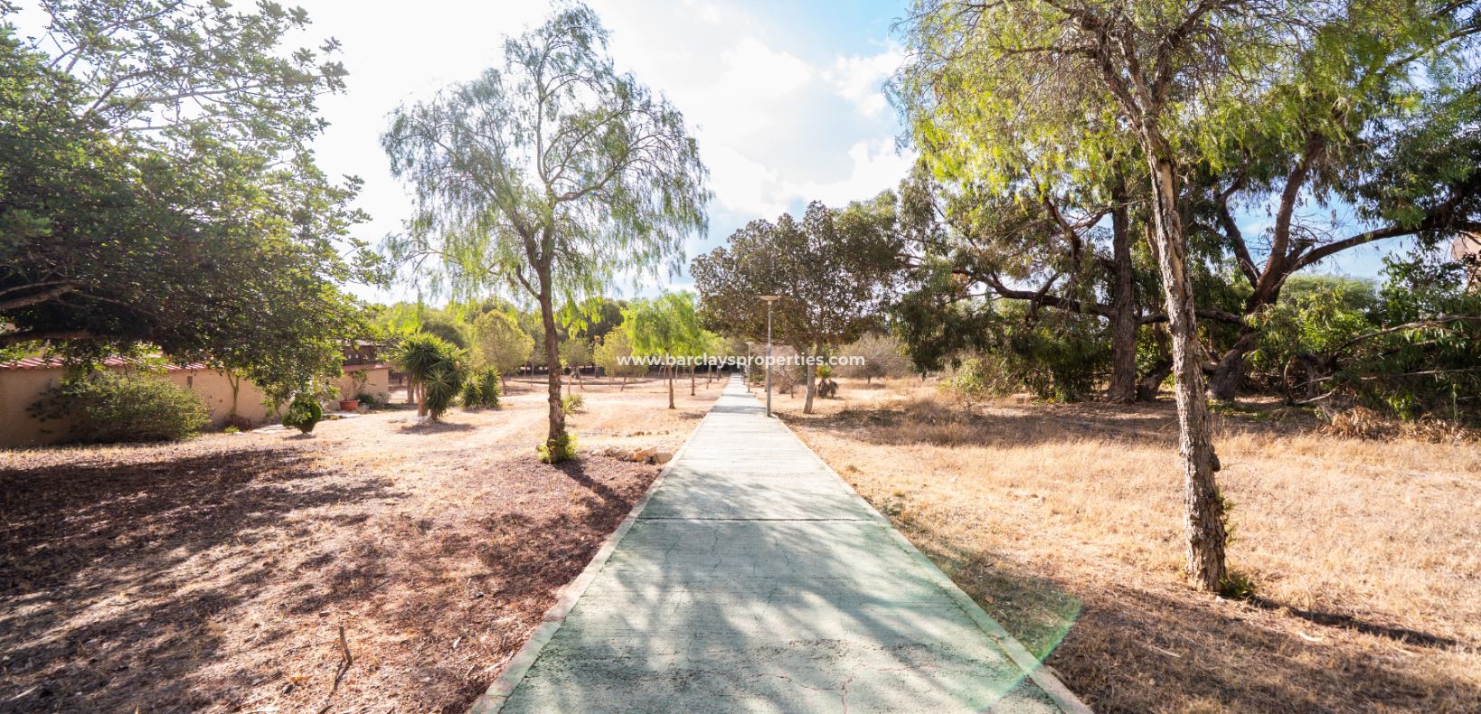 Resale - Freistendhe Villa - Urb. La Marina