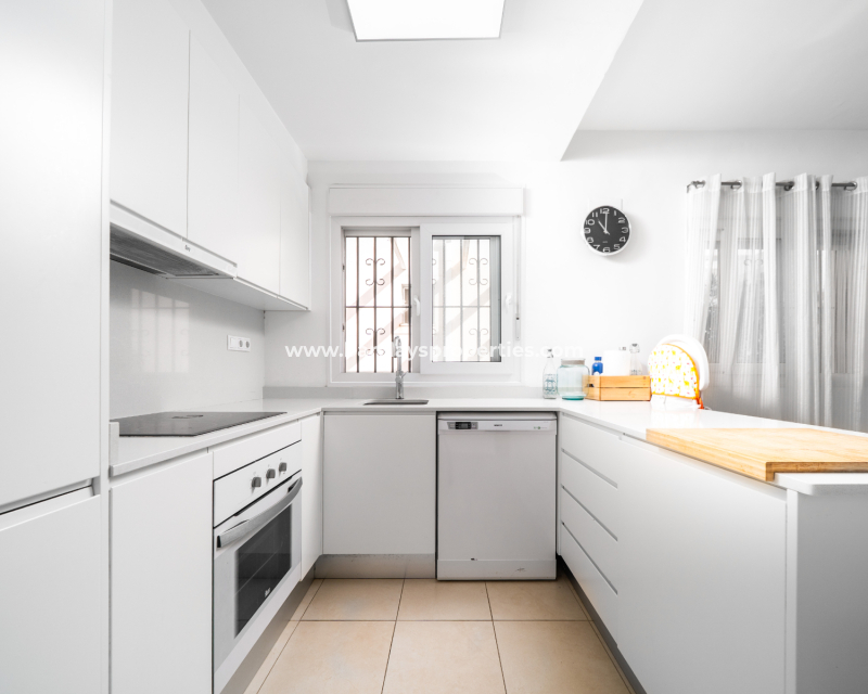 Resale - Freistendhe Villa - Urb. La Marina