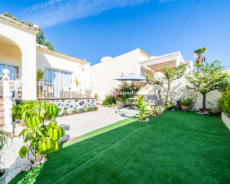 Resale - Freistendhe Villa - Urb. La Marina