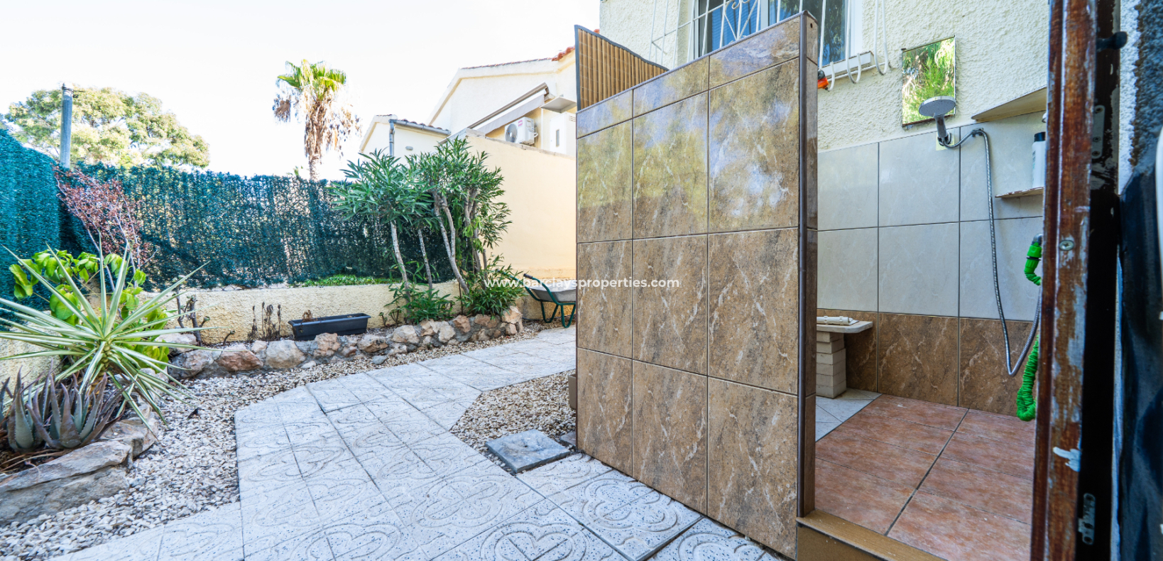 Resale - Freistendhe Villa - Urb. La Marina